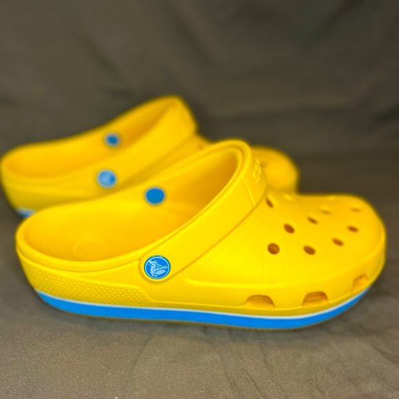 Crocs yellow sneaker style size 7 women’s. 5 men’s. - Picture 3 of 7